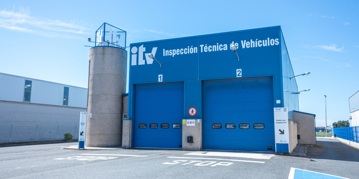 Foto de una persona conduciendo de forma segura